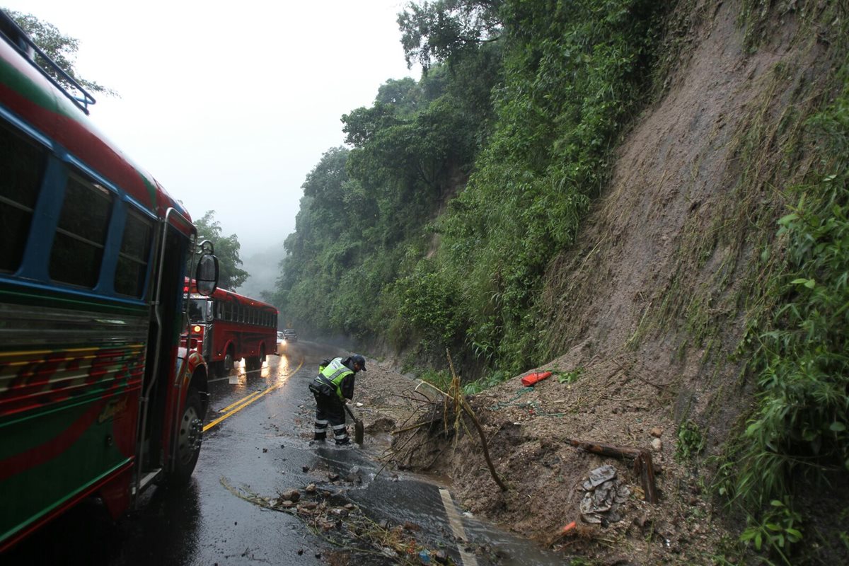 En el área metropolitana los asentamientos a orillas de barrancos son las que más riesgo corren. (Foto Prensa Libre: Hemeroteca PL)