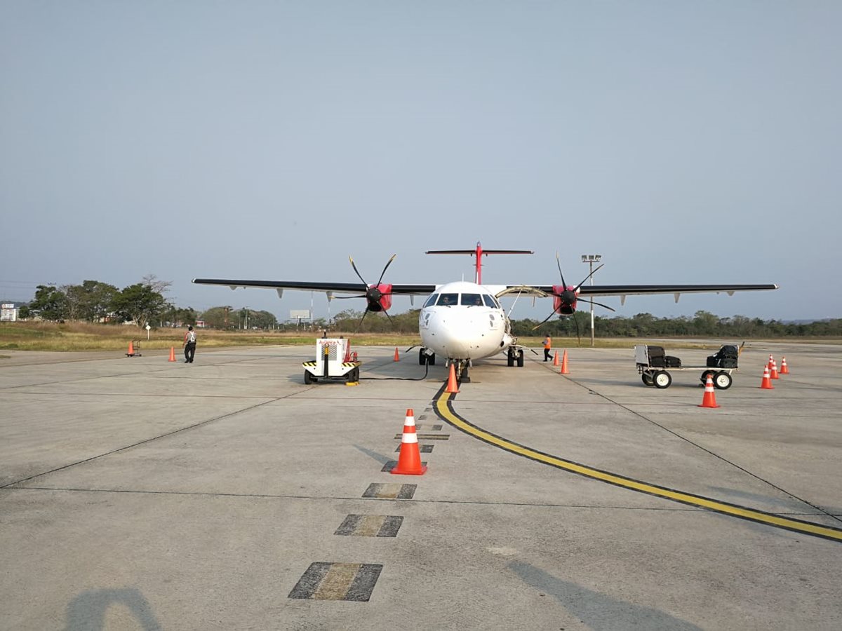 El aterrizaje y despegue de los aviones que llegan al aeropuerto Mundo Maya de Petén se verían afectados por la falta de energía eléctrica. (Foto Prensa Libre: César Pérez Marroquín)