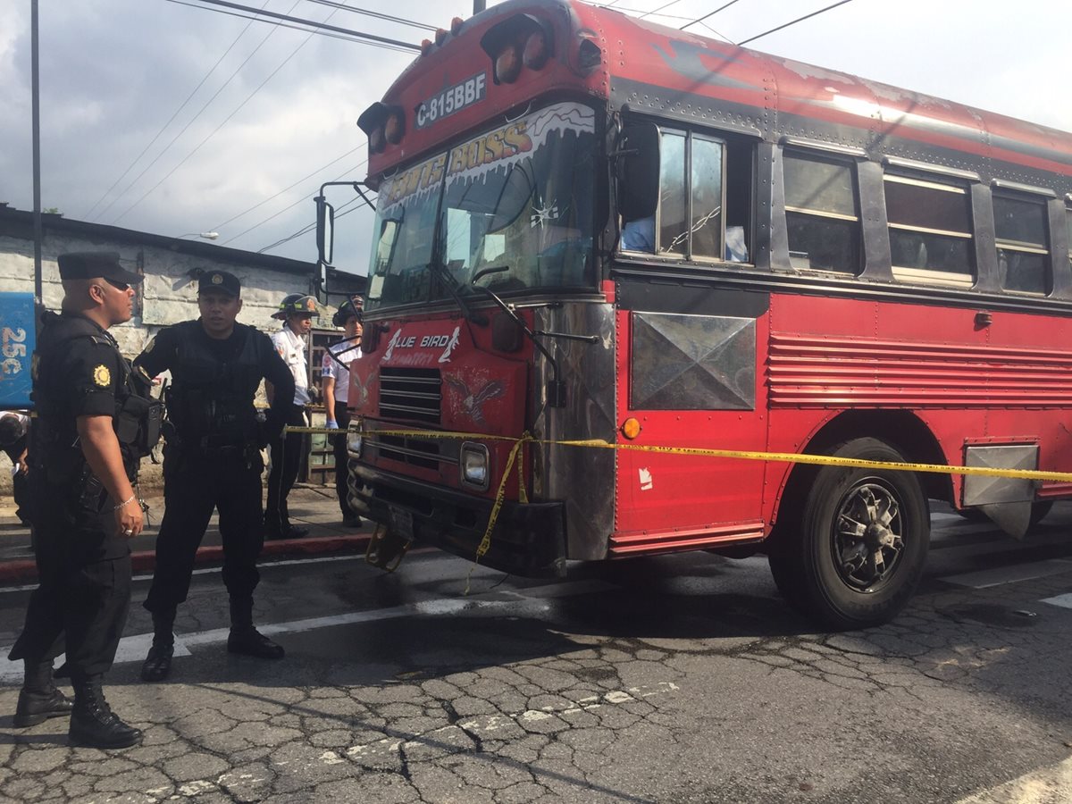 Ataque armado en colonia la Florida, zona 19, deja un piloto muerto. (Foto Prensa Libre: Cortesía CVB)