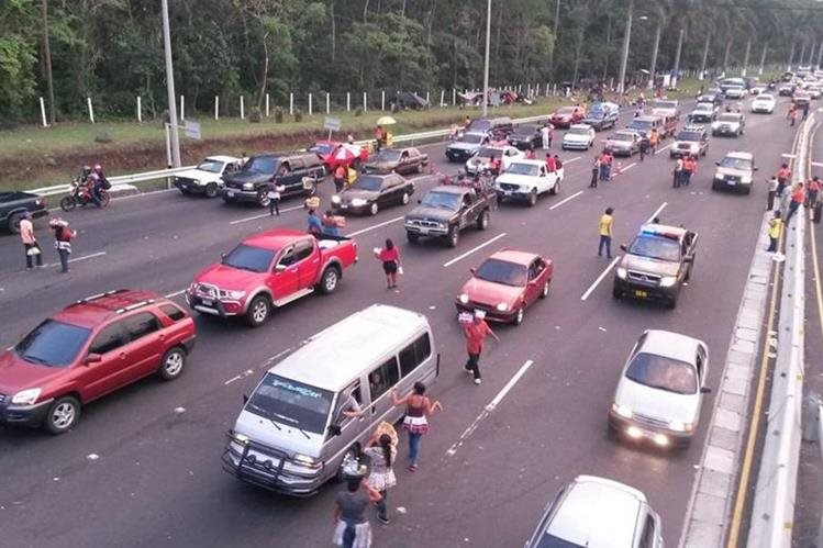 Las distintas rutas del país se ven congestionadas por la masiva afluencia de turistas a playas y balnearios. (Foto Prensa Libre: Hemeroteca PL).