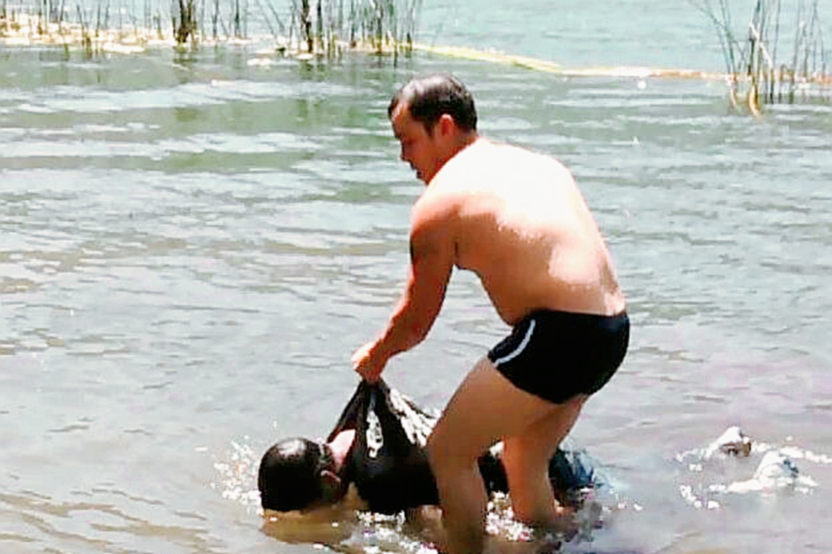 Socorrista extrae del Lago de Atitlán, Sololá  el cuerpo ahogado de joven que se encontraba desaparecido desde el domingo último. (Foto Prensa Libre: Ángel Julajuj)