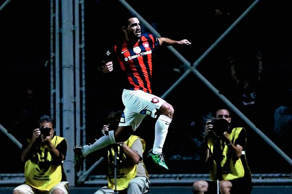 Martín Cauteruccio celebra el gol que le dio la victoria a San Lorenzo (Foto Prensa Libre: AP)