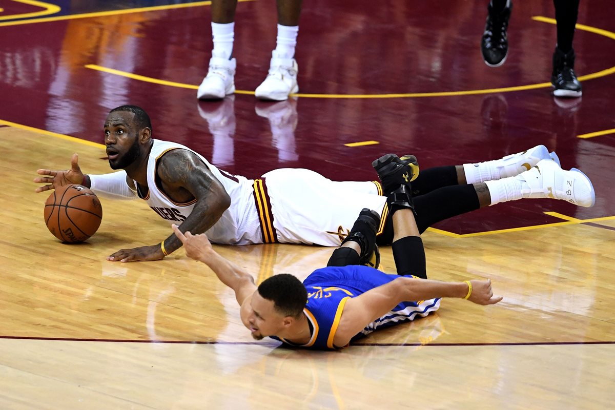 El duelo LeBron-Curry es el que más morbo atrae en la NBA. (Foto Prensa Libre: AFP)