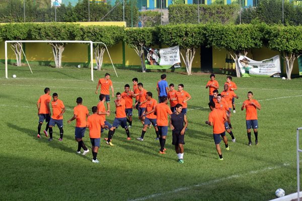 Guastatoya trabaja coordinación y movimientos sin balón en el estadio David Cordón Hichos (Foto Prensa Libre: Hugo Oliva)