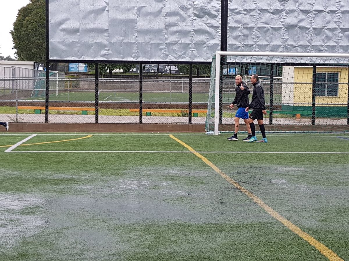 La cancha sintética del Cementos Progreso se vio afectada por la intensa lluvia que afecta al país. (Foto Prensa Libre: cortesía Comunicaciones)