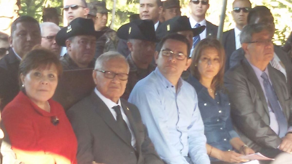 Alejandro Maldonado y Jimmy Morales, durante la entrega de viviendas. (Foto Prensa Libre: Presidencia)