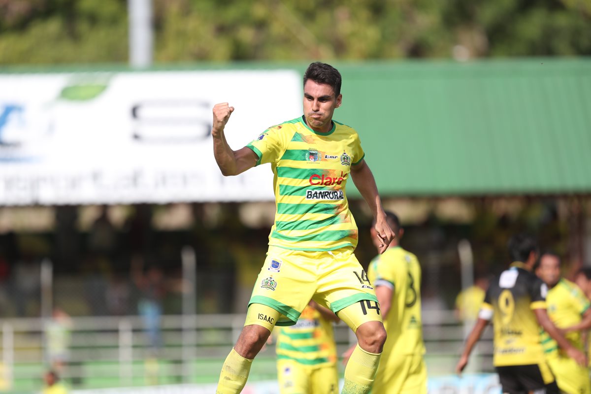 Isaac Acuña celebra después de anotar el gol de la victoria de Deportivo Guastatoya. (Foto Prensa Libre: Francisco Sánchez)