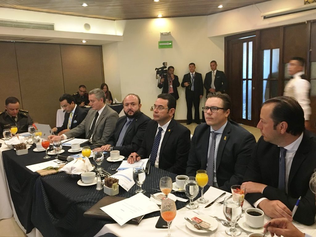 Los directores del Cacif se reunieron este día con el presidente Jimmy Morales en la sede de la Cámara de Industria. (Foto Prensa Libre: Cacif )