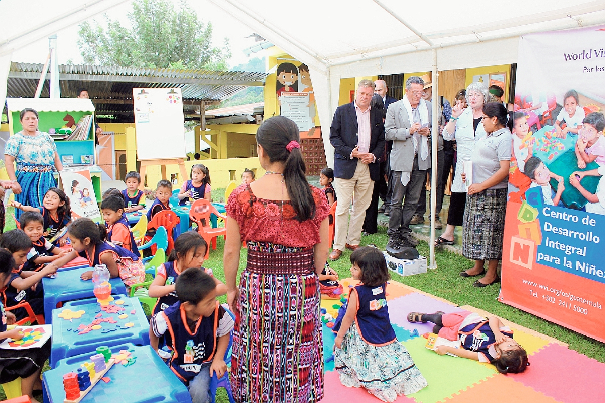 Delegación de diputados alemanes durante su visita a San Juan La Laguna, Sololá. (Foto Prensa Libre: Édgar René Sáenz)