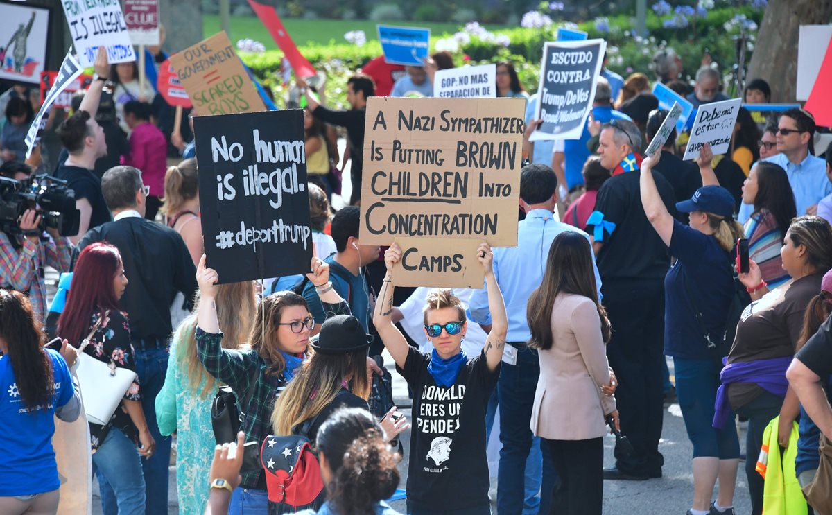 Manifestantes bloquean la calle frente al Edificio Federal en un acto de desobediencia civil mientras se unen a activistas que protestan por la visita del Fiscal General Jeff Sessions en Los Ángeles, California. (AFP).