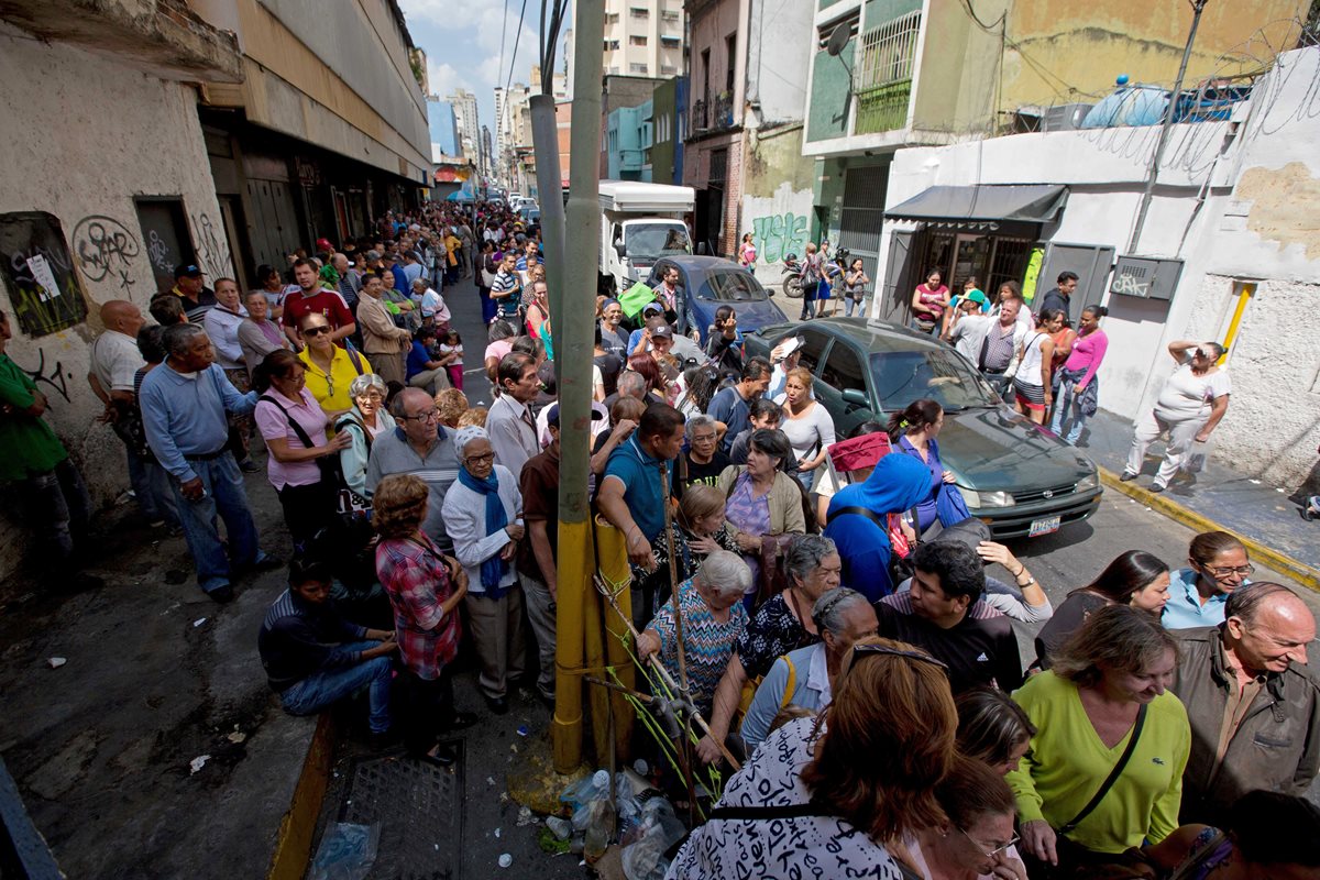 Caracas, la capital venezolana, sufrió en el 2015 119 mil 87 homicidios por cada cien mil habitantes. (Foto Prensa Libre: AP).