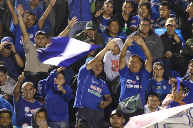 Los aficionados cobaneros festejaron a lo grande. (Foto Prensa Libre: Eduardo Sam)