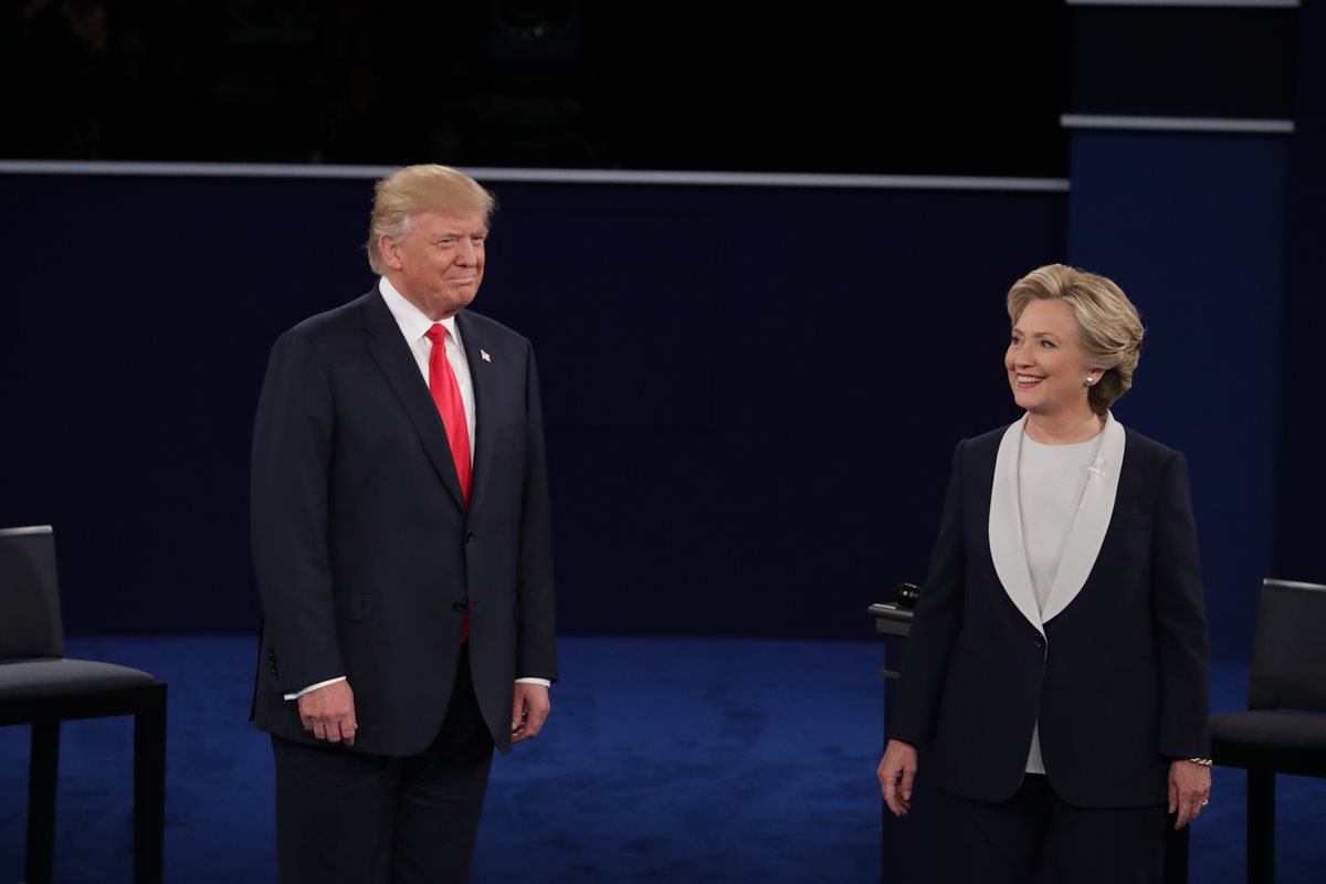 Sin estrechar manos, Trump y Clinton comparecen en la Universidad Washington, Misuri, para el segundo debate presidencial. (Foto Prensa Libre: AFP)