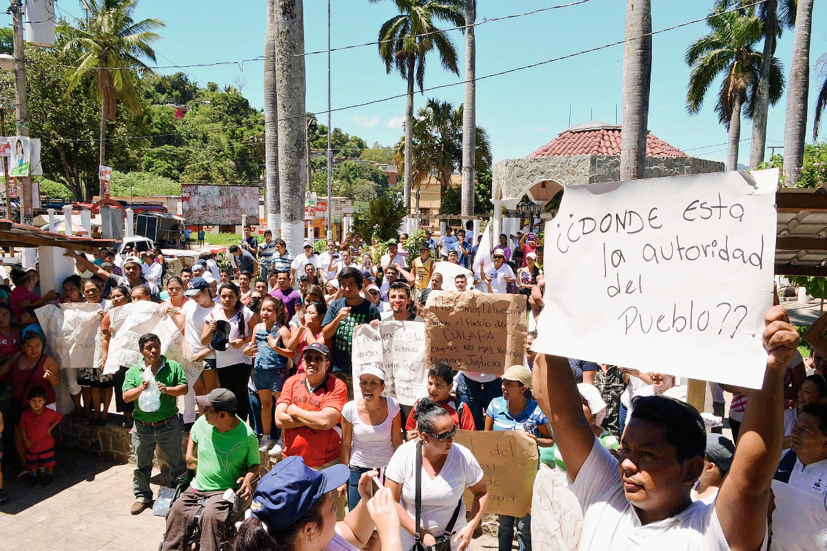 Vecinos de  Cuilapa, Santa Rosa, participan en una caminata en rechazo a la violencia. (Foto Prensa Libre: Oswaldo Cardona)