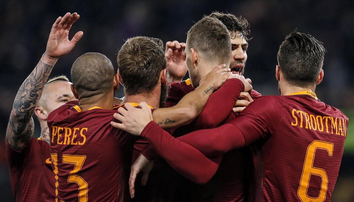 Edin Dzeko es felicitado por sus compañeros después de abrir el marcador en el juego donde derrotar al Cagliari. (Foto Prensa Libre: EFE)