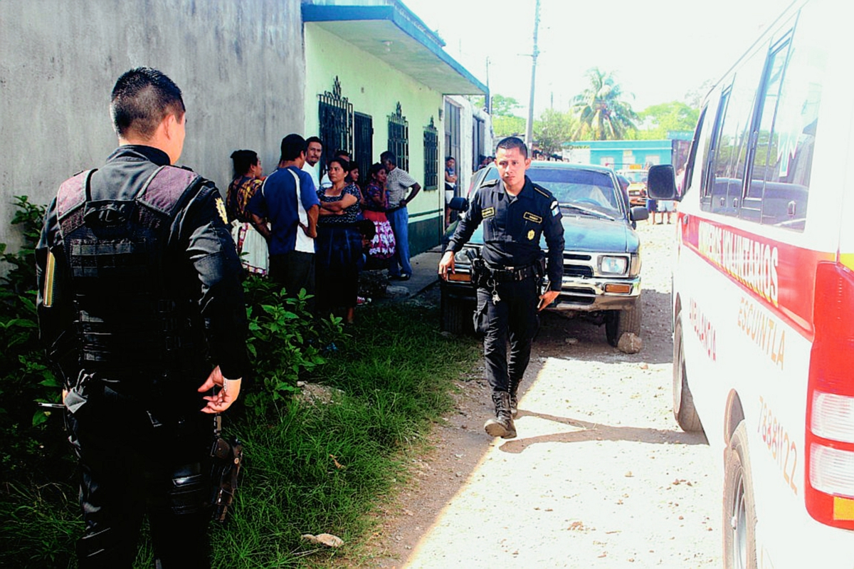 El cuerpo  de Emilio Francisco Vicente Ixcot quedó en el interior del vehículo P-671BLG, en la zona 3 de Escuintla. (Foto Prensa Libre: Melvin Sandoval)