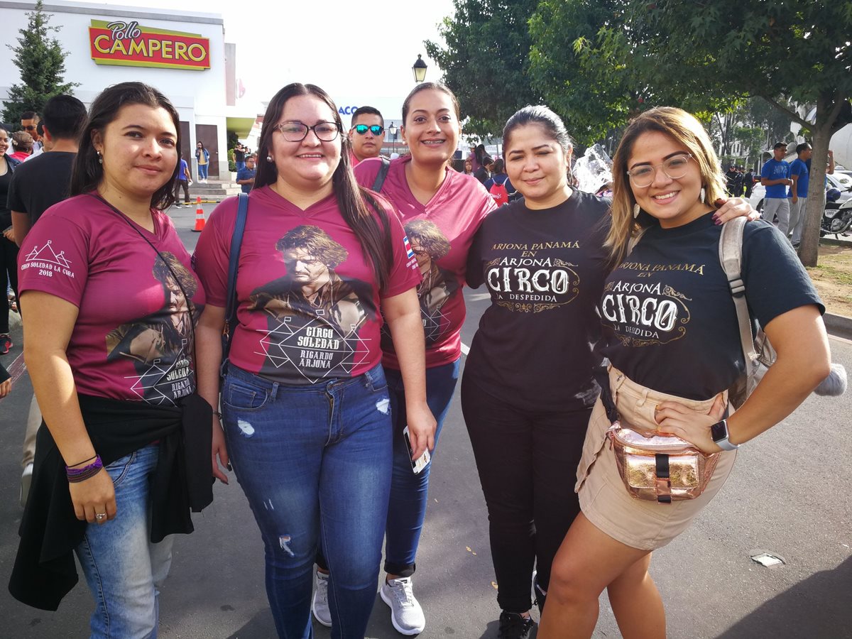 Jessica Olivares, Angily Sosa, y Joyce Rodas, de Costa Rica; y Militza Lezcano y Pamela Vlieg, de Panamá, asistieron al concierto (Foto Prensa Libre: Pablo Juárez).