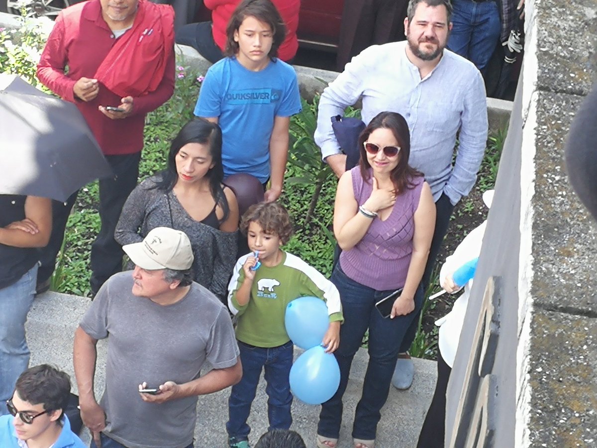 Padres junto a sus hijos llegan a la manifestación frente a la CC.