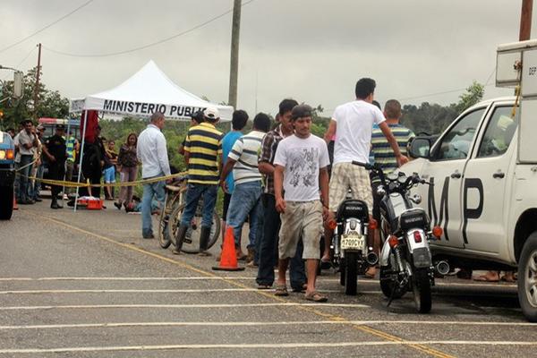 Un hombre murió baleado en el km 268 jurisdicción de la aldea Buenos Aires, Livingston, Izabal. (Foto Prensa Libre: Edwin Perdomo)