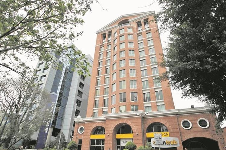 Edificio central del Banco de los Trabajadores (Bantrab) ubicado en la Avenida Reforma y zona 10 capitalina. (Foto Prensa Libre: Hemeroteca PL)