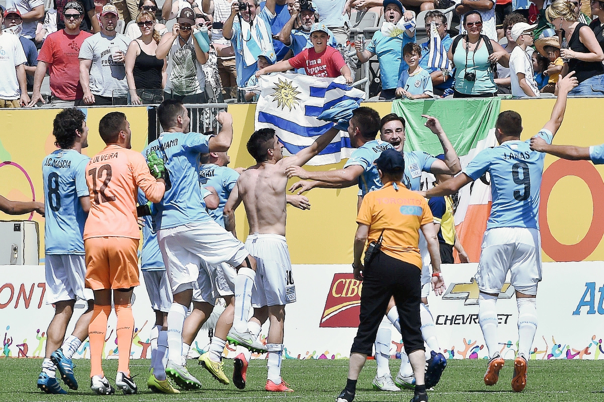 Uruaguay festeja el triunfo que le dio la medalla de oro. (Foto Prensa Libre: AFP)