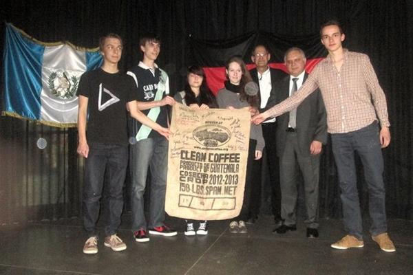 Estudiantes del colegio  Erasmus, Rostock, Alemania, junto al embajador de Guatemala en Berlín, Carlos Jiménez Licona, segundo de derecha a izquierda, muestran el saco firmado.