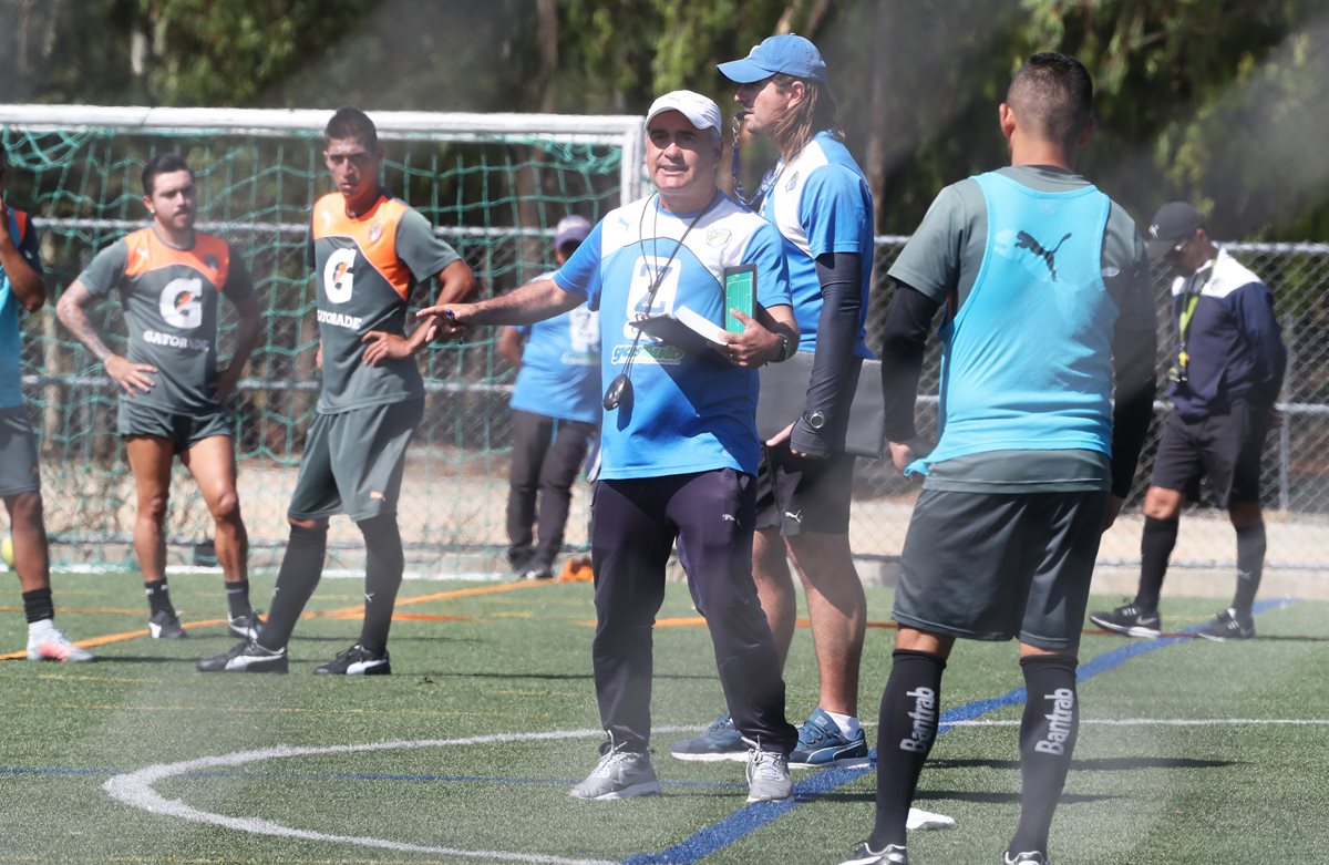 El técnico uruguayo Willy Olivera, durante el entrenamiento de Comunicaciones. (Foto Prensa Libre: Francisco Sánchez)