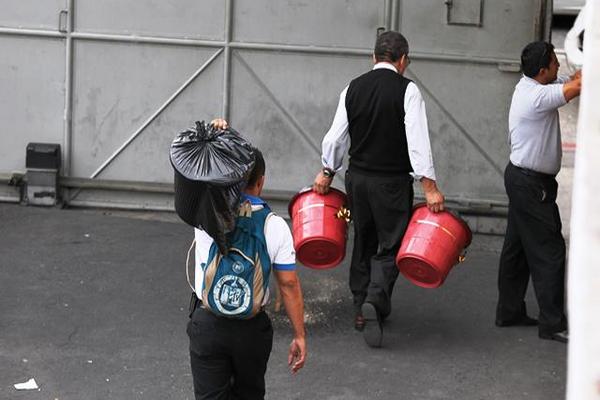 La Contraloría no está de acuerdo con los gastos de entidades gubernamentales con fondos públicos para la temporada, como la entrega de canastas navideñas. (Foto: Hemeroteca PL)