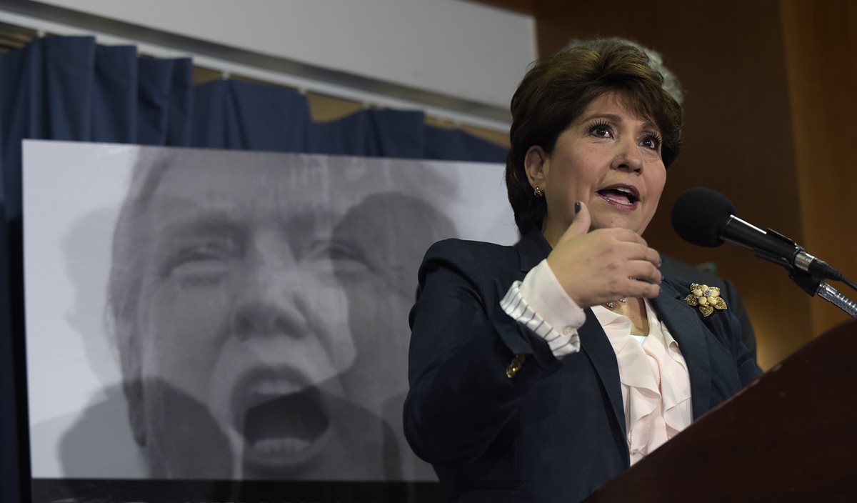 Janet Murguia, presidenta y consejera delegada del Consejo Nacional de La Raza habla ante la prensa para pedir al presidente electo Trump denunciar públicamente el racismo. (Foto Prensa Libre: AP).