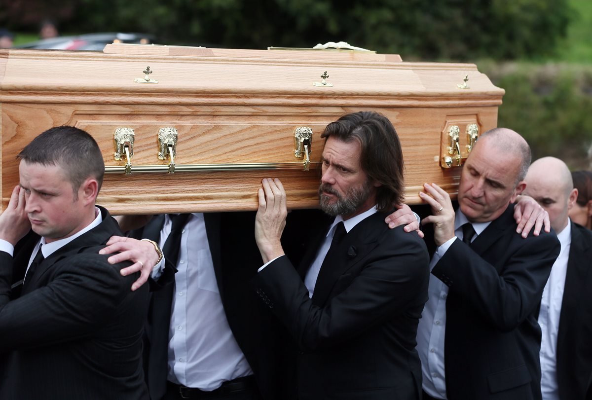 El actor Jim Carrey (centro), lleva el ataúd de su ex novia Cathriona Blanca, hacia el templo de la Virgen de Fátima, en Cappawhite, Co Tipperary, Irlanda. (Foto Prensa Libre: AP).