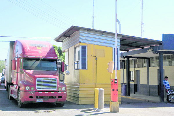 La Aduana  de Ciudad Pedro de Alvarado, Jutiapa, está abandonada y carece de servicios sanitarios y seguridad para las personas que transitan entre Guatemala y El Salvador. (Foto Prensa Libre: Edwin Berián)