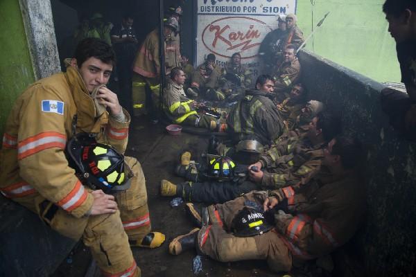 tras varias horas de ardua labor, socorristas se ven agotados.