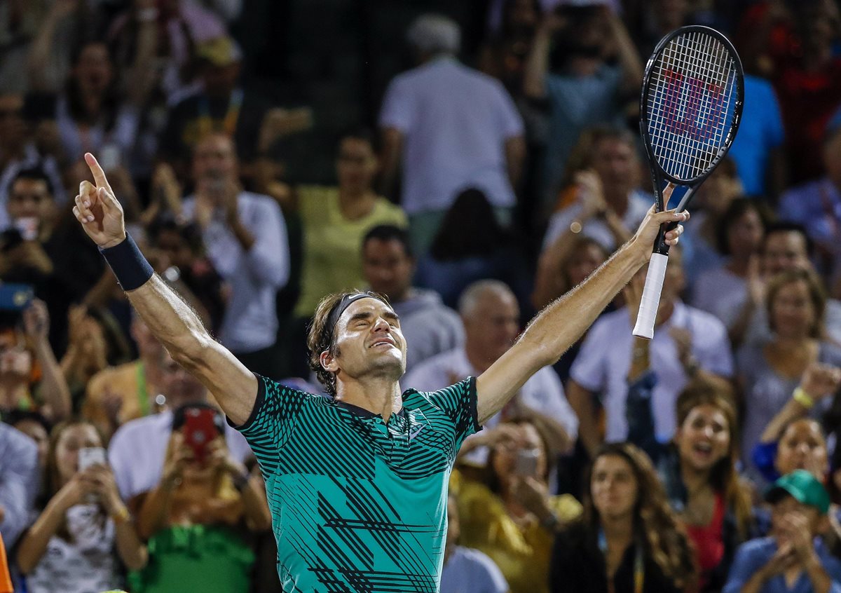 El suizo Roger Federer celebra después de derrotar al australiano Nick Kyrgios en el abierto de Miami. (Foto Prensa Libre: EFE)