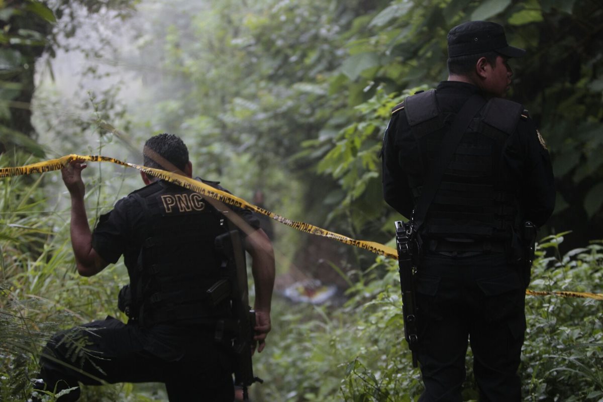 El cadáver de una recién nacida, con señales de violencia, fue localizado en la colonia Arimany, Chinautla (Foto Prensa Libre: Erick Avila).