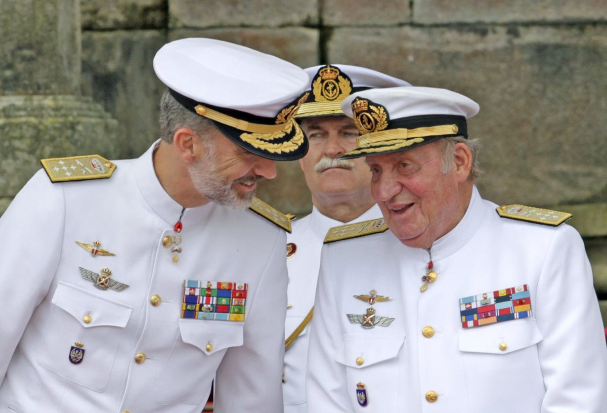 El Rey Felipe VI y su padre, el rey emérito Juan Carlos I durante un evento oficial. (Foto Prensa Libre: EFE)