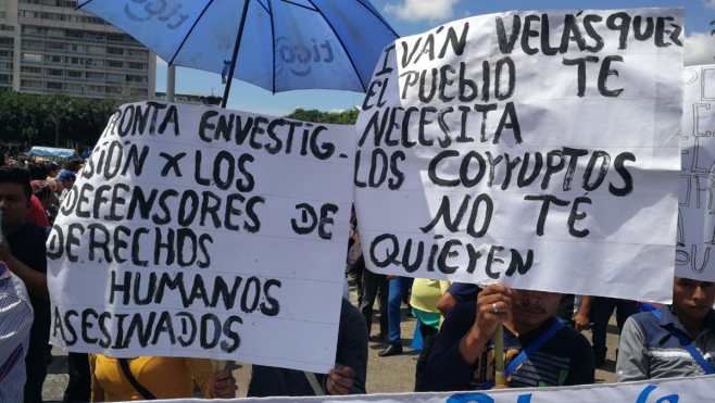 Manifestantes en la Plaza de la Constitución muestran pancartas en rechazo a la corrupción.