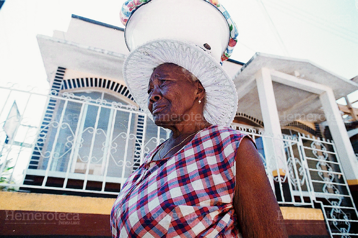 Vendedora de pan de coco en el muelle de Lívingston. (Foto: Carlos Sebastián, 2002)