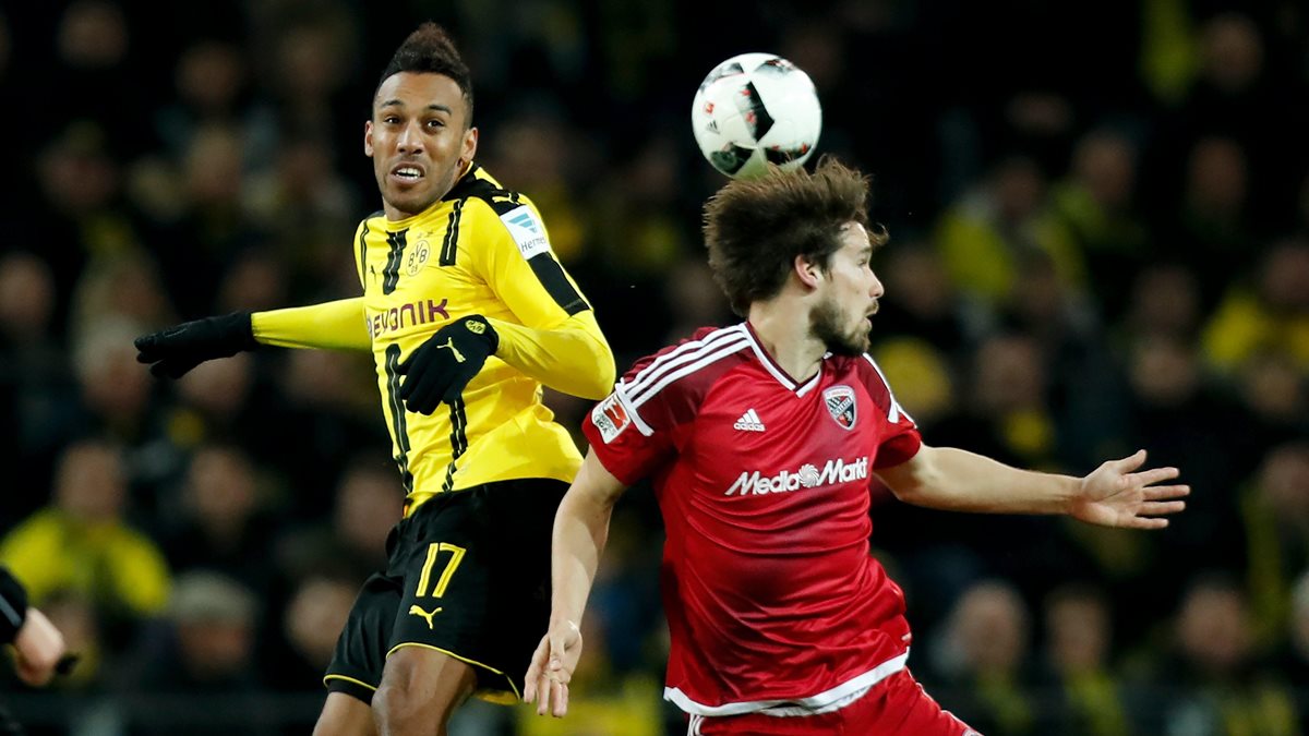 Pierre-Emerick Aubameyang lucha el balón con un rival. (Foto Prensa Libre: AFP)