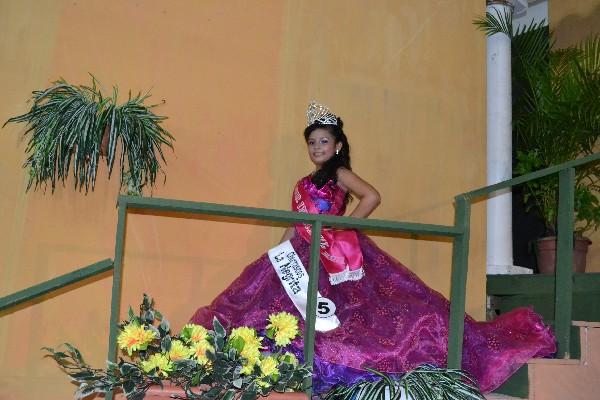 Nayeli Dayana De la Cruz Cerin luce la corona, luego de  haber sido electa como reina infantil.