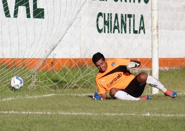 Mynor Padilla, portero de Comunicaciones B, luce incrédulo después de encajar la única anotación del partido (Foto Prensa Libre: Mike Castillo)