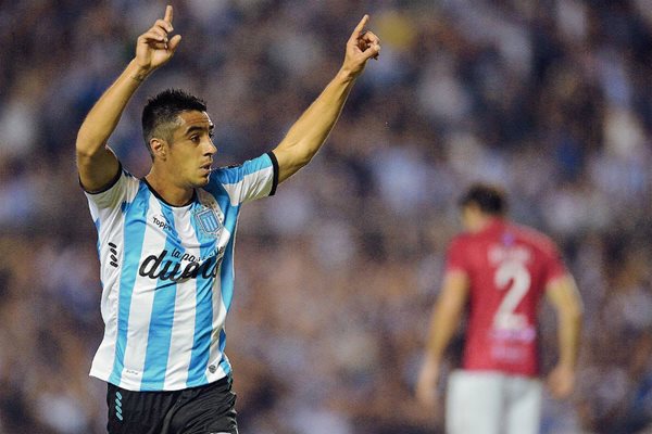 El jugador de Racing Washington Camacho celebra después de anotar un gol ante Wanderers. (Foto Prensa Libre: EFE).