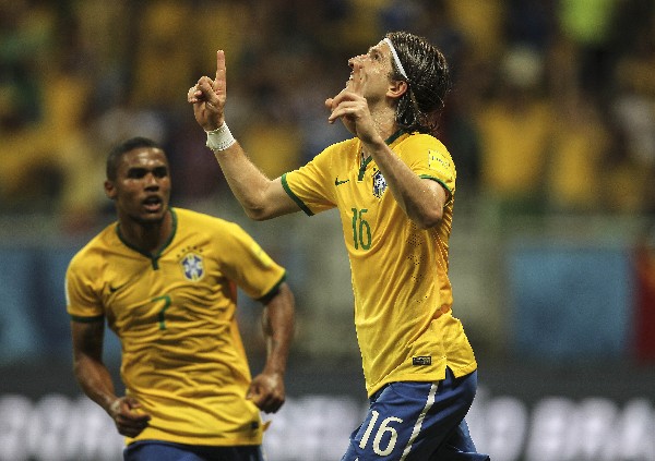 Filipe Luís festeja el gol ante Perú. (Foto Prensa Libre: EFE)