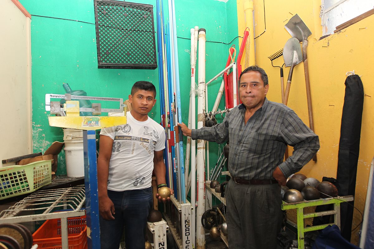 Hugo García y Manuel Gálvez son los encargados de la bodega del estadio Mateo Flores. (Foto Prensa Libre: Fernando López R.)