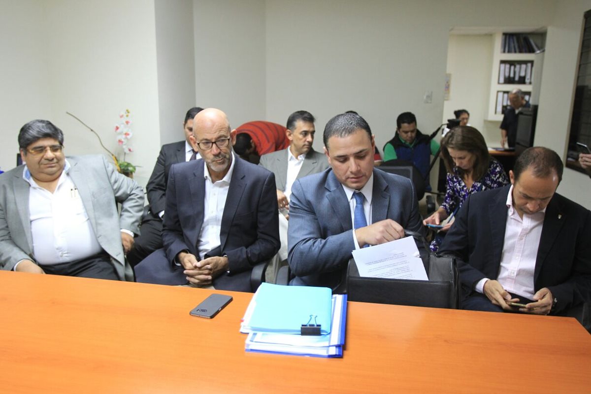 Gerardo Aguirre, presidente del COG junto a Gerardo Estrada, gerente de la institución en la citación de la bancada Encuentro por Guatemala. (Foto Prensa Libre: Esbin García)