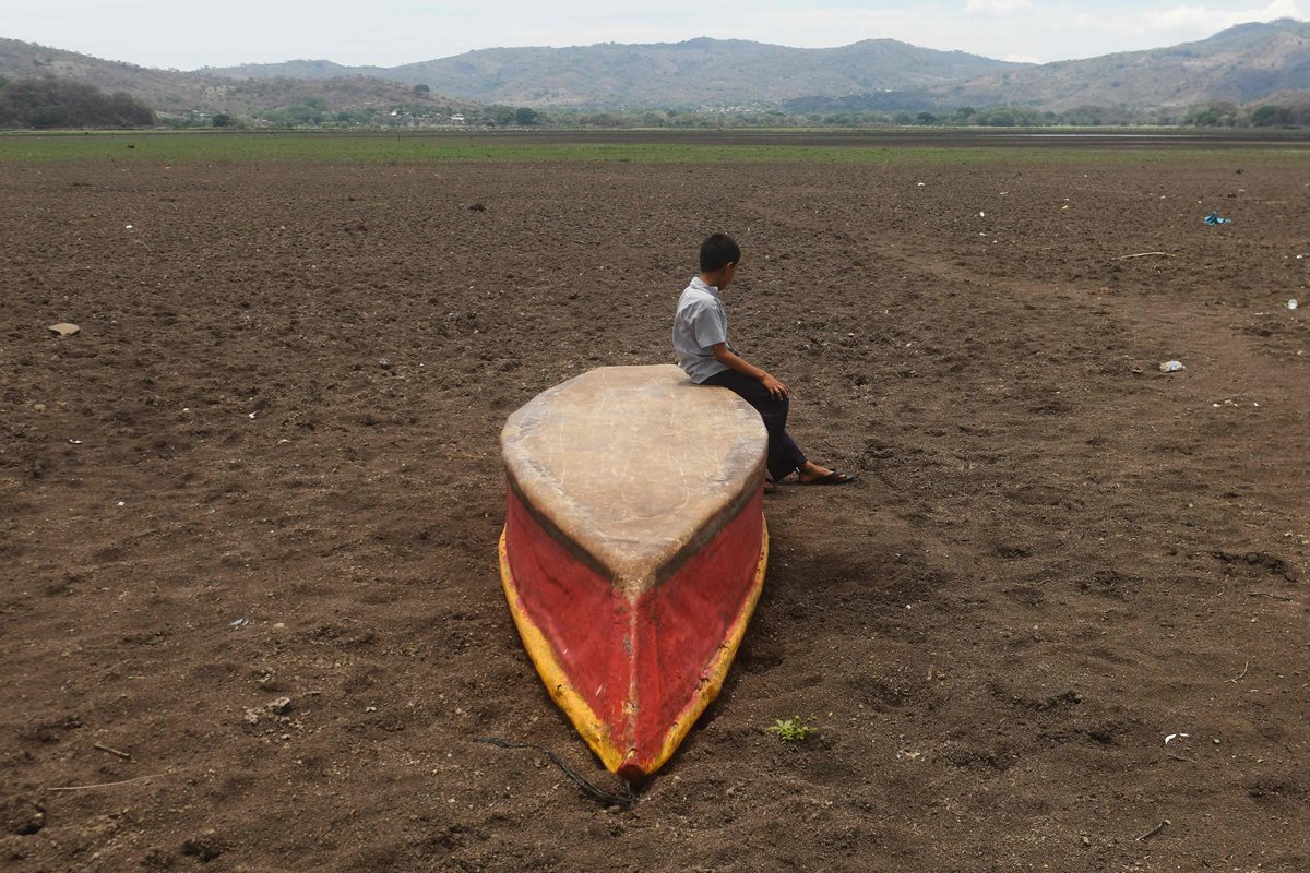 Una lancha está abandonada en lo que fue la orilla de la Laguna de Atescatempa, En Jutiapa. (Foto Prensa Libre AFP)