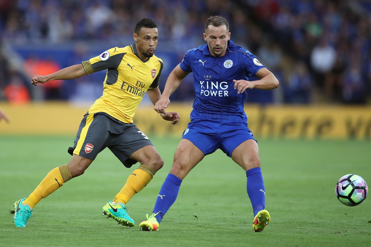 Francis Coquelin, disputa el balón con Daniel Drinkwater en el partido entre el Arsenal y el Leicester. (Foto Prensa Libre: AP)