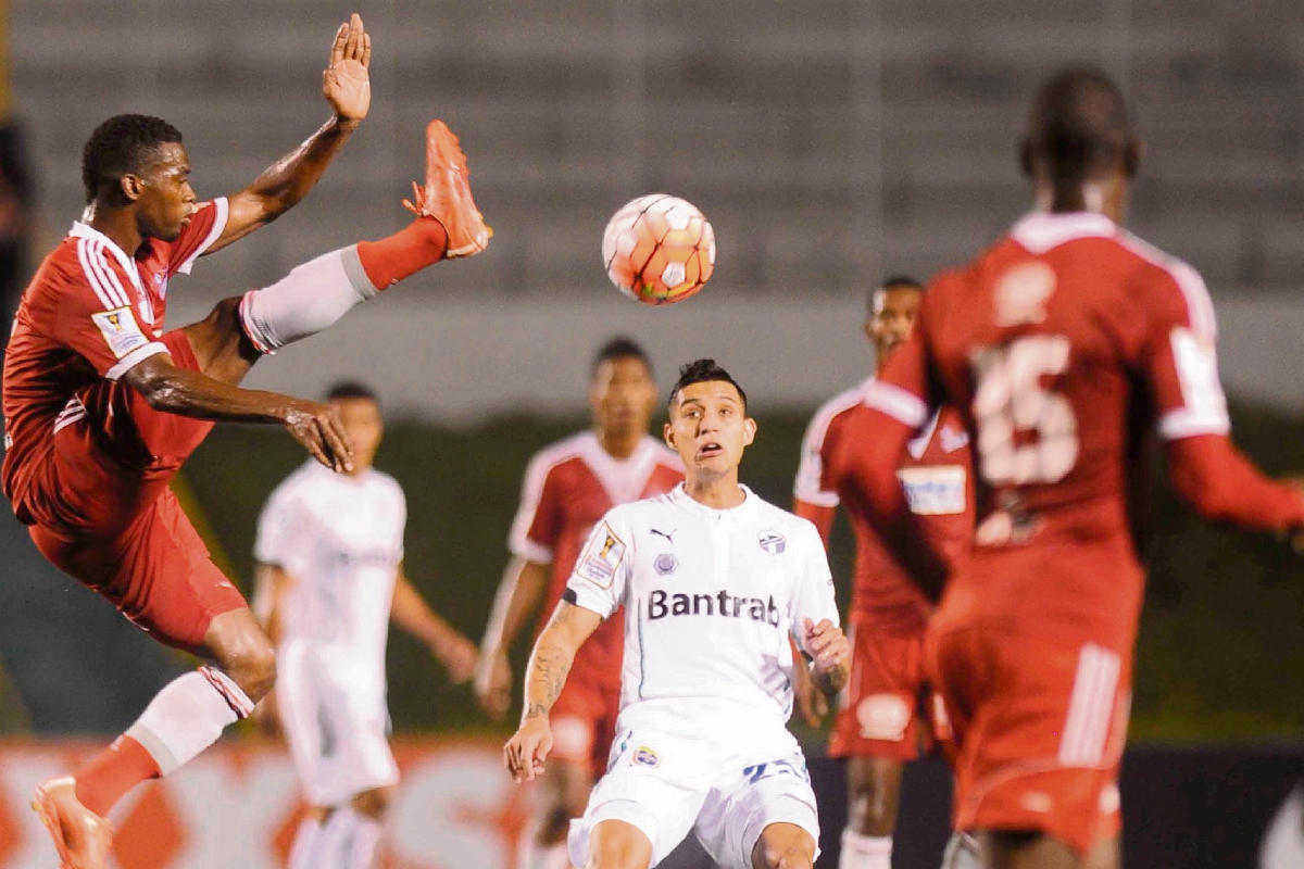 En el partido de ida, disputado en el Cementos Progreso, los cremas sumaron tres puntos de oro. (Foto Prensa Libre: Francisco Sánchez)