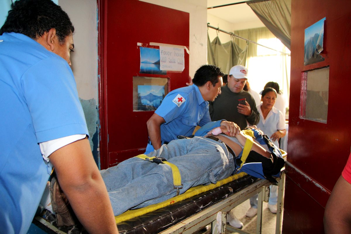 Uno de los heridos en accidente de tránsito es trasladado al Hospital Nacional de Retalhuleu. (Foto Prensa Libre: Rolando Miranda)