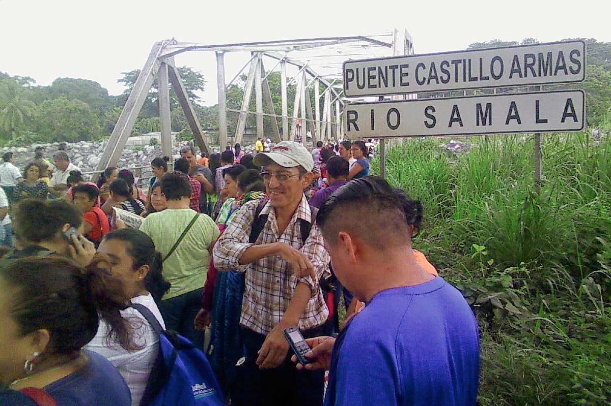 Maestros de Santa Cruz Muluá, Retalhuleu, bloquean el paso vehicular en el puente Castillo Armas, km 178 de la ruta a suroccidente. (Foto Prensa Libre: Jorge Tizol)
