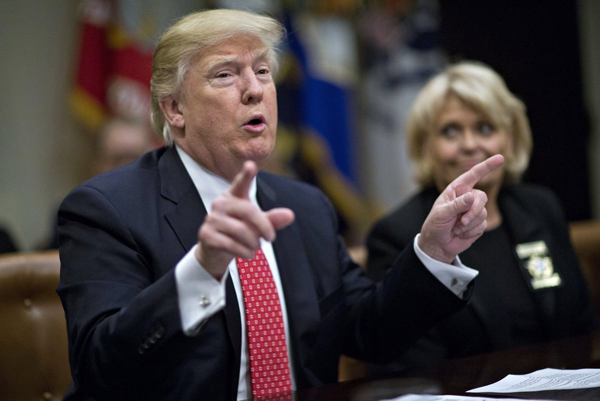 Donald Trump durante una conversación con la prensa en la Casa Blanca. (Foto Prensa Libre: EFE)